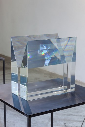 Václav Cigler, Michal Motyčka, Hranoly - náruč, 2018, optické sklo, 34 × 34 × 20 cm
