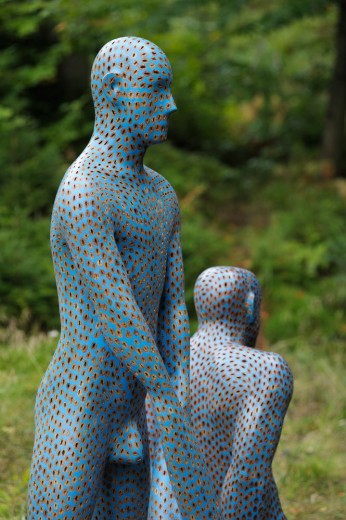 Modří hráči, 2007-2010, probarvená modrá polyesterová pryskyřice a broskvové pecky, výška 170-200 cm