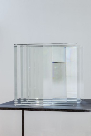 Václav Cigler, Michal Motyčka, Hranoly - řazení, 2018, optické sklo, 34 × 34 × 32 cm